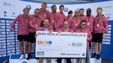 Scheckübergabe: RTL-Promi-Staffel erläuft 80.000 Euro beim 45. Berlin-Marathon