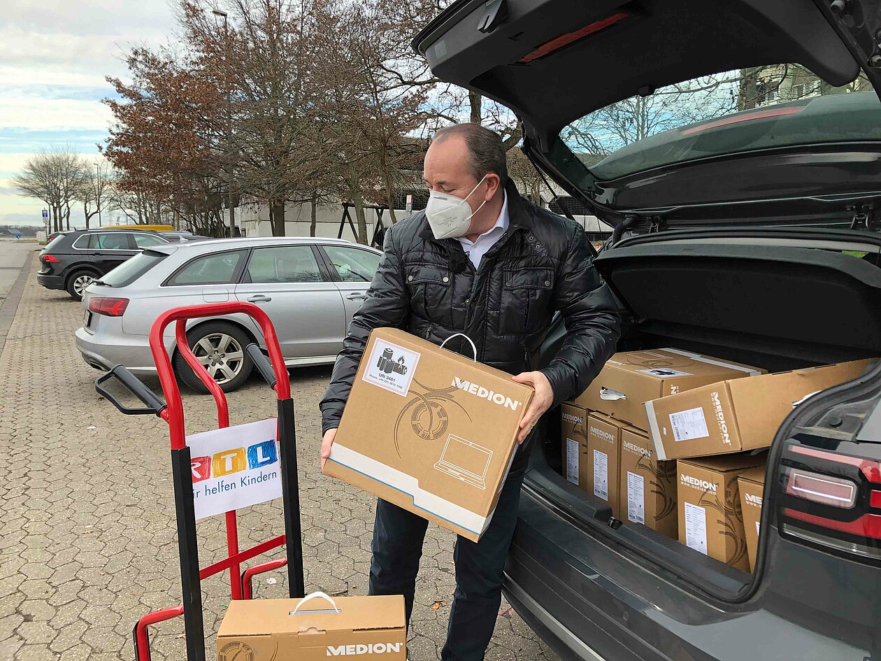 RTL-Charity-Gesamtleiter Wolfram Kons bringt die Laptops in ein RTL-Kinderhaus in Köln