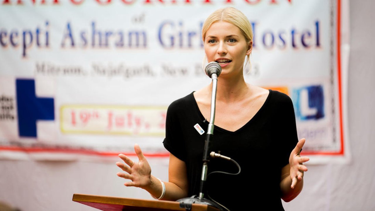 Rtl Wir Helfen Kindern Patin Lena Gercke Zuruck In Den Slums Von Delhi Wir Helfen Kindern