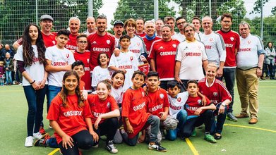 Lukas Podolski übergibt neuen Bolzplatz an Kölner Kids
