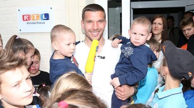Bei der ersten Eröffnung des RTL-Kinderhauses in Warschau war Lukas Podolski dabei.