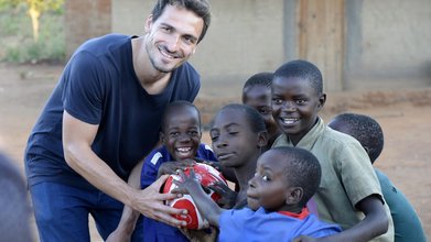 Mats Hummels stellt als Pate von _RTL _ Wir helfen Kindern_ ein Projekt fÃ¼r den Bau und die Einrichtung von KlassenrÃ¤umen an einer Grundschule in Malawi/Afrika fÃ¼r den RTL-Spendenmarathon vor.