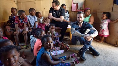 Alec Völkel (r.) und Sascha Vollmer - The BossHoss - sind Paten der Stiftung "RTL - Wir helfen Kindern". Sie besuchen den Township Masakhane in Südafrika. Mit Spenden der RTL-Zuschauer wollen sie die Gesundheitsversorgung in den Townships verbessern