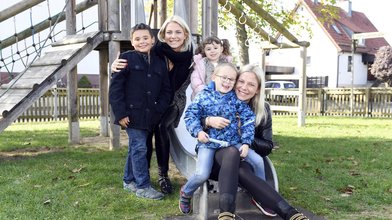 RTL -Wir helfen Kindern-Patinnen Valentina und Cheyenne Pahde zu Gast bei Till und seinen Geschwistern Marlene und Leonhard.
