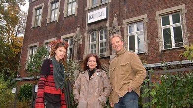 Das "RTL Spendenmarathon 2006"-Projekt für Berliner Straßenkids wird unterstützt von Hannelore Elsner (Mi.). Es soll eine Ganztagsschule entstehen, die speziell für suchtgefährdete Kinder offen ist.