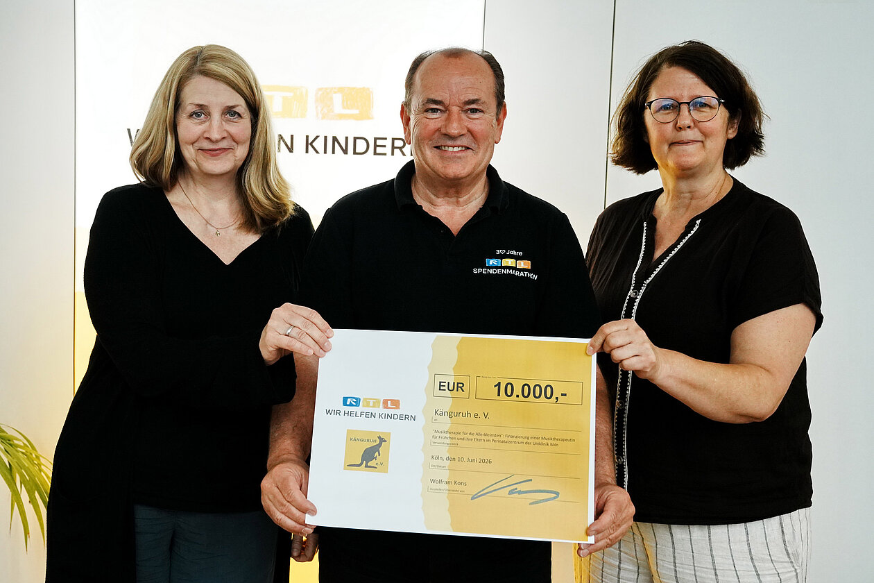 Anna Fischer (li.) und Karin Decker unterstützen mit dem Verein Känguru Frühgeborene u.a. mit Musiktherapie an der Kölner Uni-Klinik. Foto: RTL/Lena-Luise Grellert