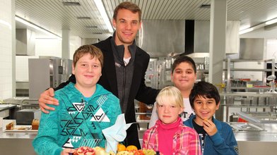 Als Projektpate für "RTL - Wir helfen Kindern" engagiert sich der Fußball-Nationaltorwart Manuel Neuer (26) für die sozial benachteiligten Kinder seiner Heimatstadt Gelsenkirchen und kämpft dafür, dass das erste RTL-Kinderhaus im Ruhrgebiet entsteht.