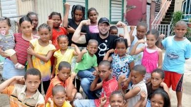 Pop-Star Ricky Martin setzt sich für den Aufbau eines Zentrums für bedürftige Kinder in Loiza, Puerto Rico ein. Mit den Spenden aus dem RTL-Spendenmarathon soll eine Anlaufstelle geschaffen werden, in dem die Kinder der Armut und Gewalt entfliehen kö