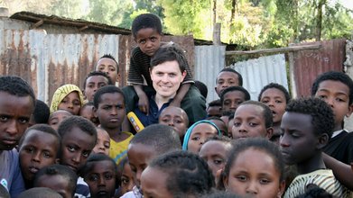 Michael Patrick Kelly, Pate der Stiftung "RTL - Wir helfen Kindern" kämpft für Straßenkinder in Äthiopien. Sie haben keine festen Bezugspersonen, sind Waisen oder sehen ihre Eltern nur sporadisch.