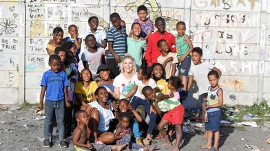 Beatrice Egli besucht als Projektpatin für die „Stiftung RTL – Wir helfen Kindern“ den südafrikanischen Township „Capricorn“ nahe Kapstadt.