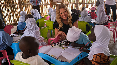 Projektpatin Toni Garrn in Uganda
