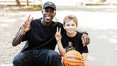 Dennis Schröder setzt sich für Kinder in seiner Heimatregion ein