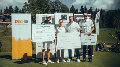 Golfen für den guten Zweck: Am Ende des von Daniel Buder organisierten Turniers konnten Joachim Llambi verschiedene Spendenschecks für die Stiftung „RTL – Wir helfen Kindern” entgegennehmen.