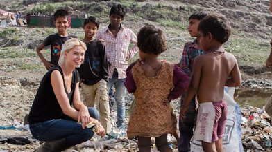 Topmodel Lena Gercke (27) ist Patin der Stiftung "RTL - Wir Helfen Kindern" und besucht eine der größten Mülldeponien Delhis (Indien). Rund 400 Menschen, darunter zahlreiche Kinder, sind gezwungen illegal auf der Mülldeponie zu arbeiten. 