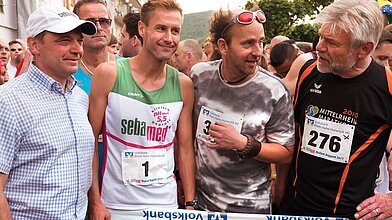 Kurz vor dem Start beim sebamed Mailauf: (v.l.n.r.) sebamed Sportmarketing Manager Toni Neier, Maciek Miereczko aus dem sebamed Running-Team, Tom Lehel und Dr. Gerd Loskant, Vorsitzender der TG Boppard.