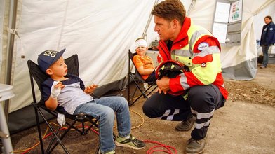 Olympiasieger Matthias Steiner mit einem Jungen bei der Rettungsübung des I.S.A.R. Germany, die Einsätze in Katastrophengebieten durchführt.