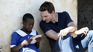 Mats Hummels stellt als Pate von RTL - Wir helfen Kindern ein Projekt für den Bau und die Einrichtung von Klassenräumen an einer Grundschule in Malawi/Afrika für den RTL-Spendenmarathon vor.