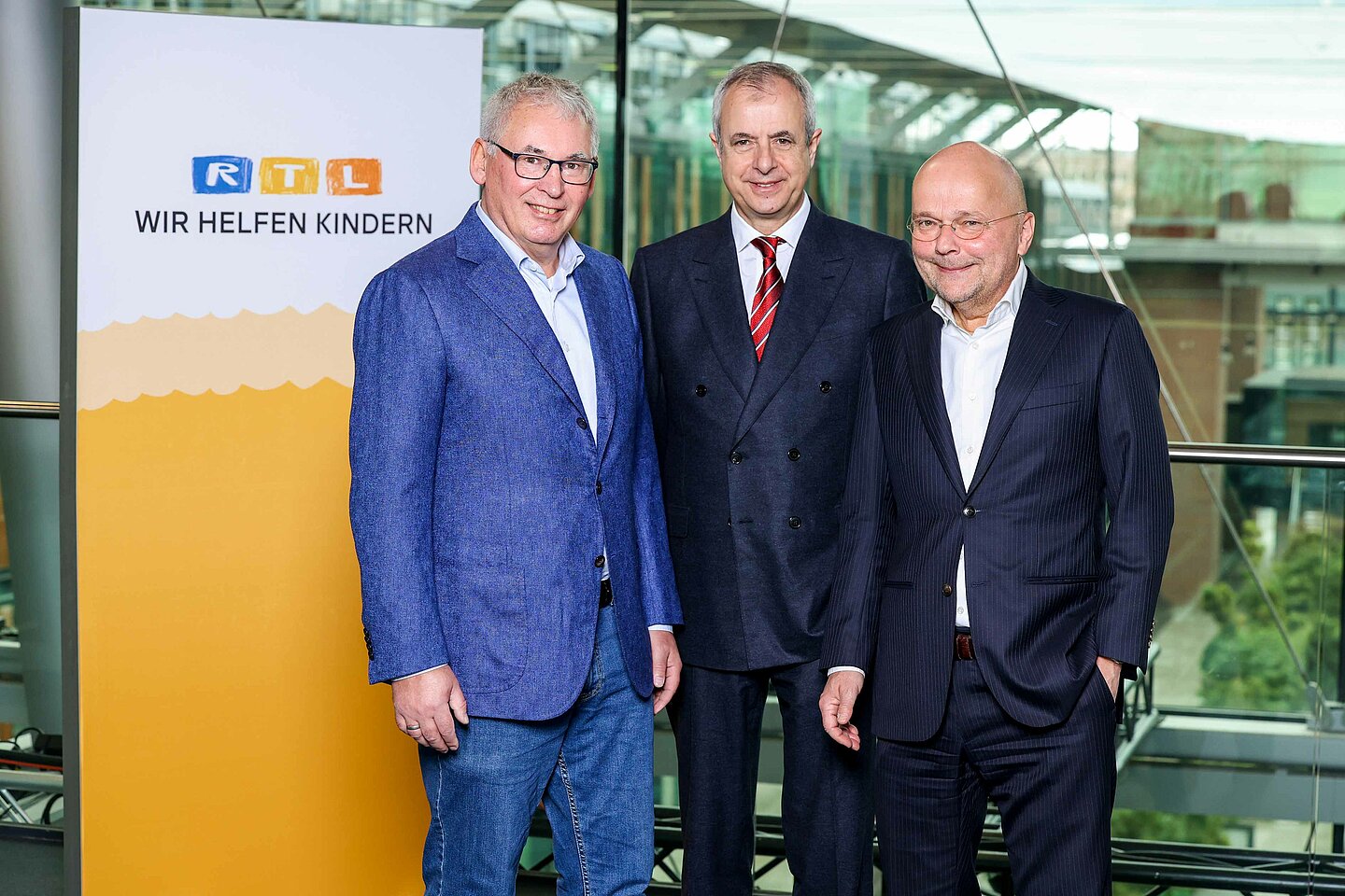 Der Beirat der „Stiftung RTL – Wir helfen Kindern e.V.“ (v. li.): Herbert Nather (Steuerberater), Dr. Peter Dieners (Rechtsanwalt) und Jens Pollmann (Wirtschaftsprüfer und Steuerberater). Foto: RTL/Frank W. Hempel