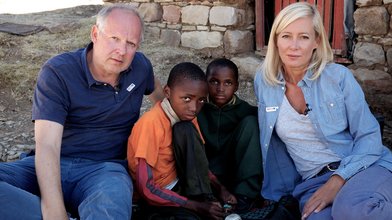 Axel Milberg und Judith Milberg mit Waisenkindern in Mohales Hoek, Lesotho.