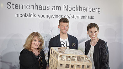Alexandra Schörghuber, Thomas Müller und Martina Münch-Nicolaidis präsentieren das Model des „Sternenhauses“. 