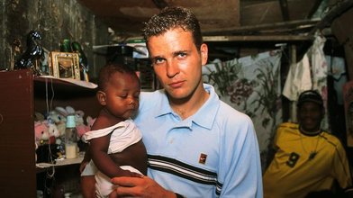 Oliver Bierhoff hilft brasilianischen Straßenkindern