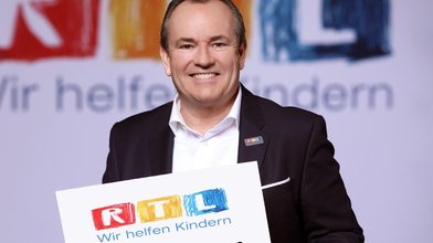 Bereits zum 24. Mal hat Wolfram Kons den 24-stündigen RTL-Spendenmarathon moderiert und die RTL-Zuschauer zu Spenden aufgerufen. Für einen Tag stellte RTL sein Programm um, damit für Not leidende Kinder gesammelt werden konnte.