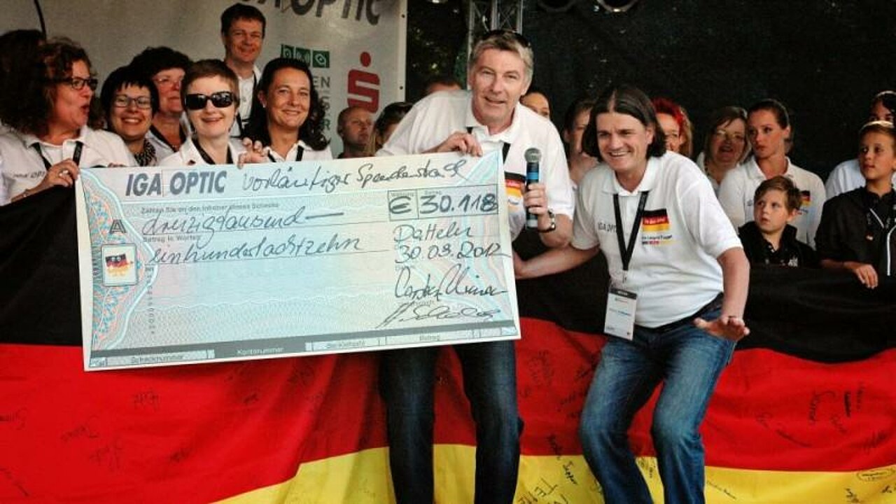 Przekreśl Niewłaściwy Rodzajnik Wir Helfen RTL - Wir helfen Kindern: Die längste Fanflagge der Welt: Wir helfen