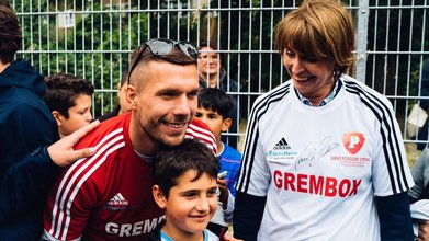 Lukas Podolski mit Kölner Oberbürgermeisterin Henriette Reker