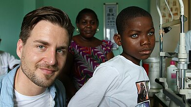 Alexander Klaws ist Pate der Stiftung "RTL - Wir helfen Kindern" und unterstützt durch die Spenden der RTL Zuschauer die Verbesserung der gesundheitlichen und schulischen Versorgung von sehbehinderten Kindern in der Republik Cote d'lvoire (Elfenbeink