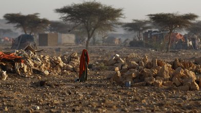 Eine Frau geht am 09.03.2017 in Qardho (Somalia) durch ein Camp, in das sich Anwohner zurückgezogen haben, die wegend er Dürre ihr Land verlassen mussten. Millionen Menschen und Tiere leiden unter den Folgen einer schweren Dürre. Hilfsorganisationen 