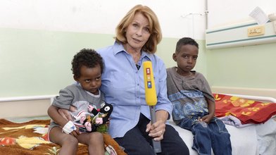 Die Schauspielerin Senta Berger ist Patin der Stiftung "RTL - Wir helfen Kindern". Sie besucht das Orotta-Hospital in Asmara, Eritrea.