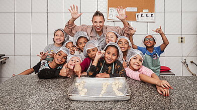 Laura Wontorra zu Besuch im Armenviertel in Brasilien 