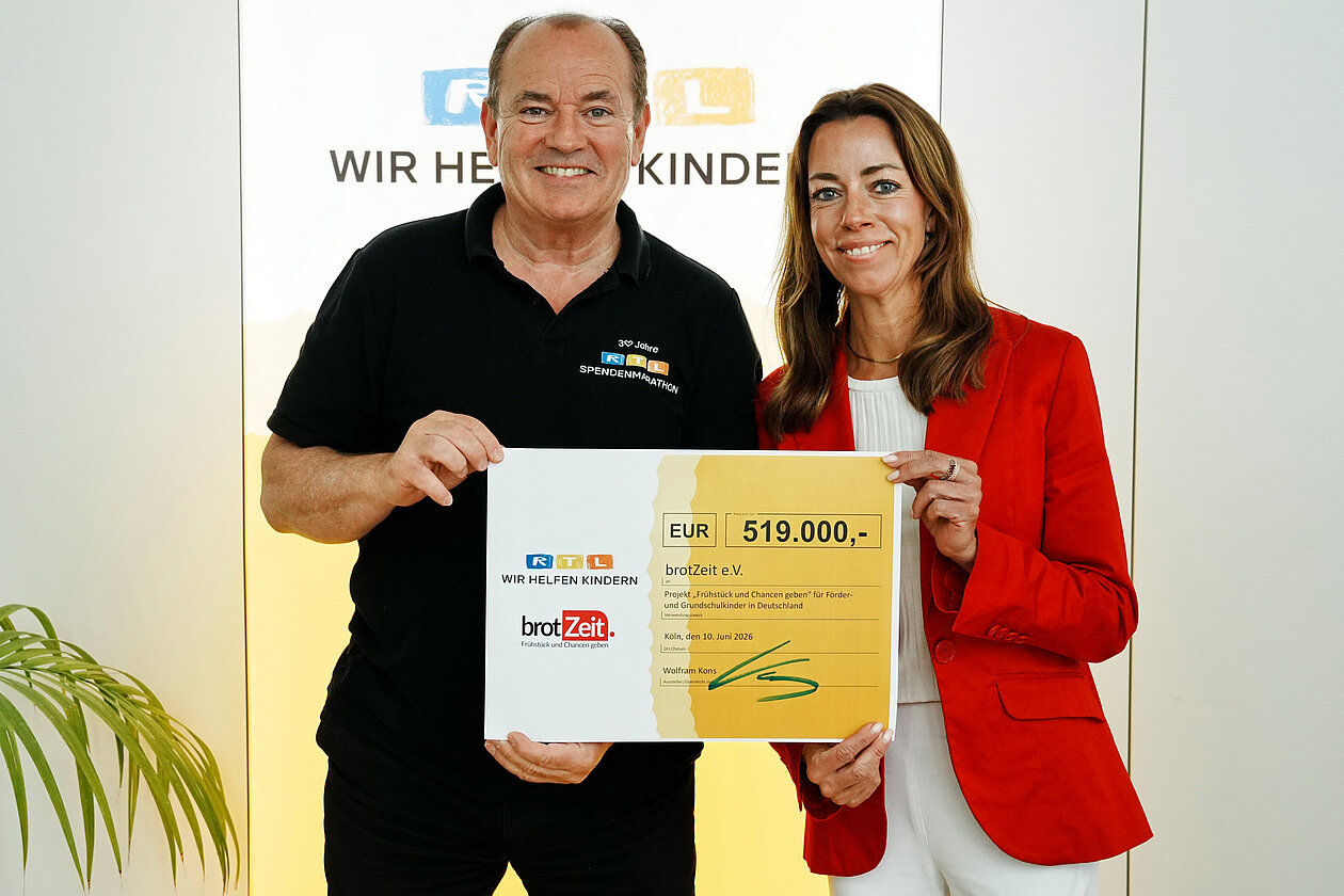 brotZeit e.V.-Geschäftsführerin Margarethe Schlemmer wird mit der Spende der Stiftung RTL tausende Grundschüler in Deutschland mit einem gesunden Frühstück versorgen. Foto: RTL/Lena-Luise Grellert