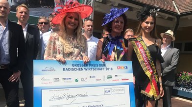 RTL-Moderatorin Jennifer Knäble, Baden Racing Geschäftsführerin Jutta Hofmeister und die amtierende Miss Germany Anahita Rehbein (v. li.) bei der Scheckübergabe von 30.000 Euro zu Gunsten von "RTL - Wir helfen Kindern" beim Baden Racing 2018.