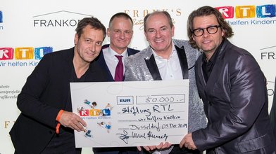 Dank Uwe Schmitz, Vorstandsvorsitzender der FRANKONIA EUROBAU AG gehen 50.000 Euro an die "Stiftung RTL - Wir helfen Kindern"