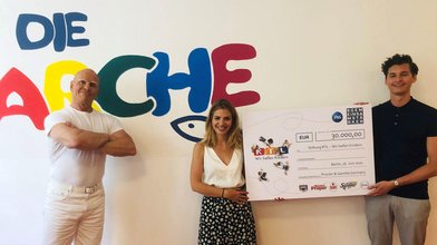 Susan Sideropoulos freut sich, für das RTL Kinderhaus "Arche" die Spende von Procter & Gamble entgegennehmen zu dürfen