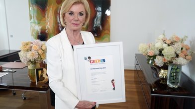 Liz Mohn erhält die Ehrenurkunde zur Ehrenmitgliedschaft in der Stiftung RTL - Wir helfen Kindern e.V.