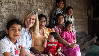 Ulrike von der Groeben hat sich als Patin der Stifung "RTL - Wir helfen Kindern" auf den beschwerlichen Weg in die Berge Guatemalas gemacht. Sie begleitet eine Familie in ihrem Alltag. 
