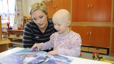 Projekt-Patin Janine Steeger: Bessere Therapiemöglichkeiten für an Krebs erkrankte Kinder