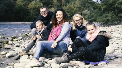 Jasmin Wagner mit Katharina und Daniel Lücke und ihren Kindern Lena und Moses beim Ausflug an die Isel.