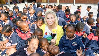 Beatrice Elgli besucht als Projektpatin für die „Stiftung RTL – Wir helfen Kindern“ dan südafrikanischen Township „Capricorn“ nahe Kapstadt.