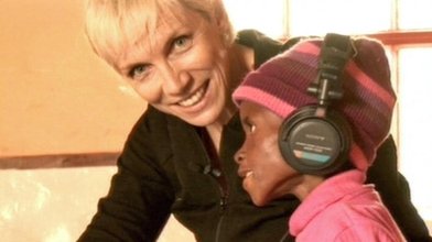 RTL-Spendenmarathon 2008: Annie Lennox engagiert sich für die Errichtung eines Tageszentrums mit Gesundsstation für Aids und Tuberkulosebetroffene Kinder in einem Vorort von Kapstadt. Avelile ist 7 Jahre alt und ist HIV positiv. Aufgrund der fortgesc