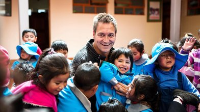 "RTL - Wir helfen Kindern"-Pate Dieter Nuhr besucht eine Kindertagesstätte von SOS Kinderderdöfer weltweit in El Alto, Bolivien. 