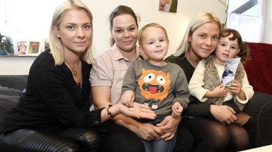 RTL -Wir helfen Kindern-Patinnen Valentina (l.) und Cheyenne (r.) Pahde zu Gast bei Augenkrebspatient Till, seiner Mama Sandra (m.) und Schwester Marlene.