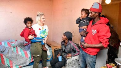 Beatrice Elgli besucht als Projektpatin für die „Stiftung RTL – Wir helfen Kindern“ dan südafrikanischen Township „Capricorn“ nahe Kapstadt.