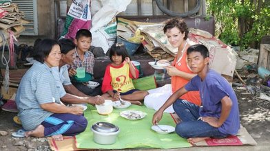 Miriam Pielhau engagiert sich für den Bau einer Schule für notleidende Kinder in Na Nai, Thailand. Die Moderatorin hat den zerstörerischen Tsunami im Dezember 2004 vor Ort miterlebt und engagiert sich seit dem für die Opfer. In dem kleinen Dorf Na Na