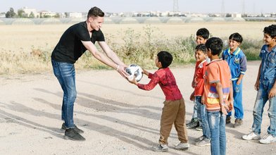 "RTL - Wir helfen Kindern"-Pate Julian Draxler besucht Flüchtlingslager in Jordanien.