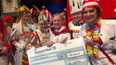 Die Karnevalsgesellschaft "Lost Sisters e.V.) überreicht im Beisein des Kölner Dreigestirn einen Spendenscheck in Höhe von 75.000 Euro an Wolfram Kons, Vorstand der Stiftung "RTL - Wir helfen Kindern e.V.".
