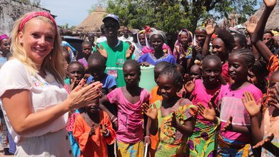 Dschungelkönigin Evelyn Burdecki reist mit RTL EXPLOSIV in den Senegal, um ein Charity-Projekt zu fördern.